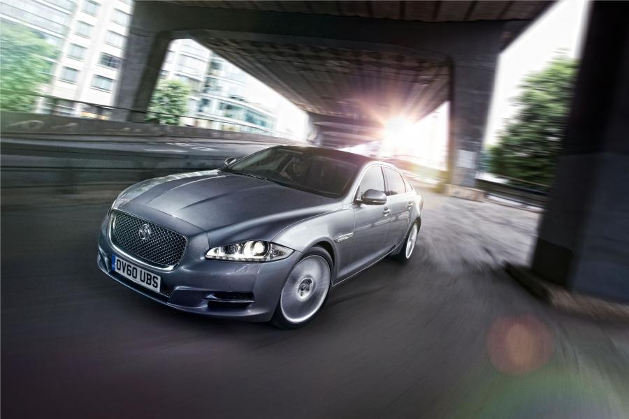  Jaguar XJ LWB 2012 года  (UK) (фото 7 из 8)